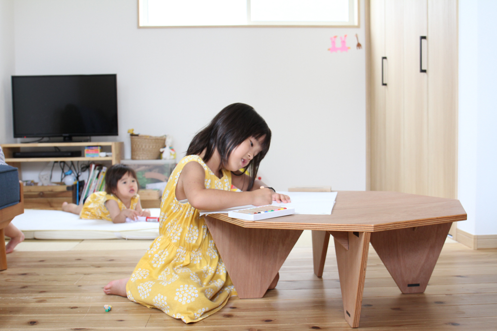埼玉県所沢市の木のおもちゃとオーダー家具の制作をしている家具工房okaikosanの子どもの折りたたみのちゃぶ台の使用している時の画像